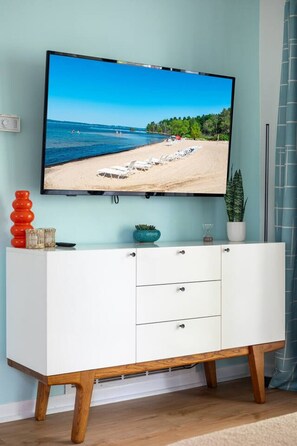 Interior - Retro 1BR Condo w/ Beach Access + Parking | Near TC (Williamsburg)