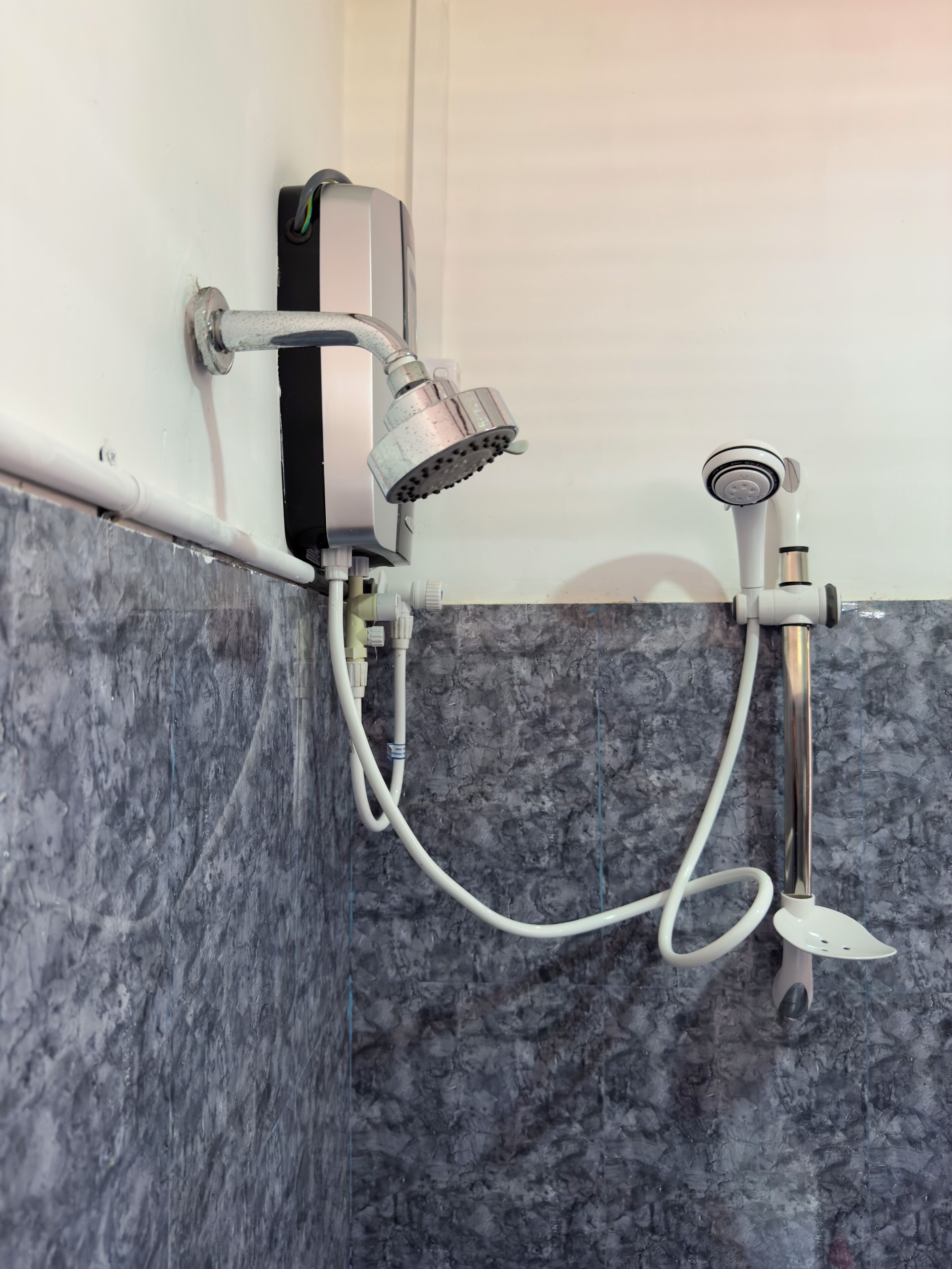 Secadora de cabello, toallas, jabón, papel de baño 