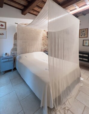 4 bedrooms, iron/ironing board, free WiFi, bed sheets - Villa Altrove surrounded by greenery and a stone's throw from the sea (Marche)