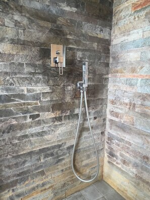 Dusche, Haartrockner, Bidet, Handtücher