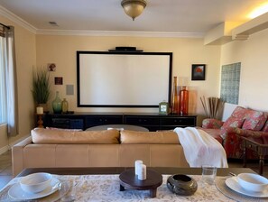 Smart TV, reproductor de DVD, libros y estéreo