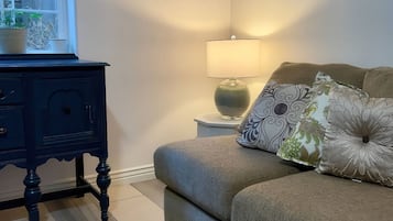 Smart-tv, een dvd-speler, boeken en een stereo