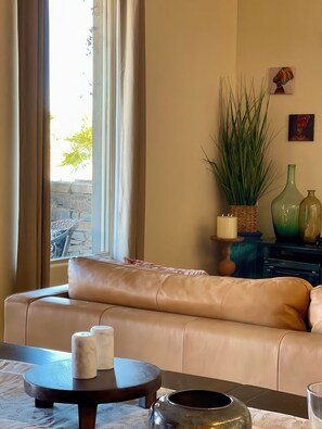 Una Smart TV, un reproductor de DVD, libros, un reproductor estéreo