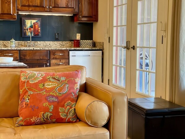 Smart-tv, dvd-afspiller, bøger, stereoanlæg