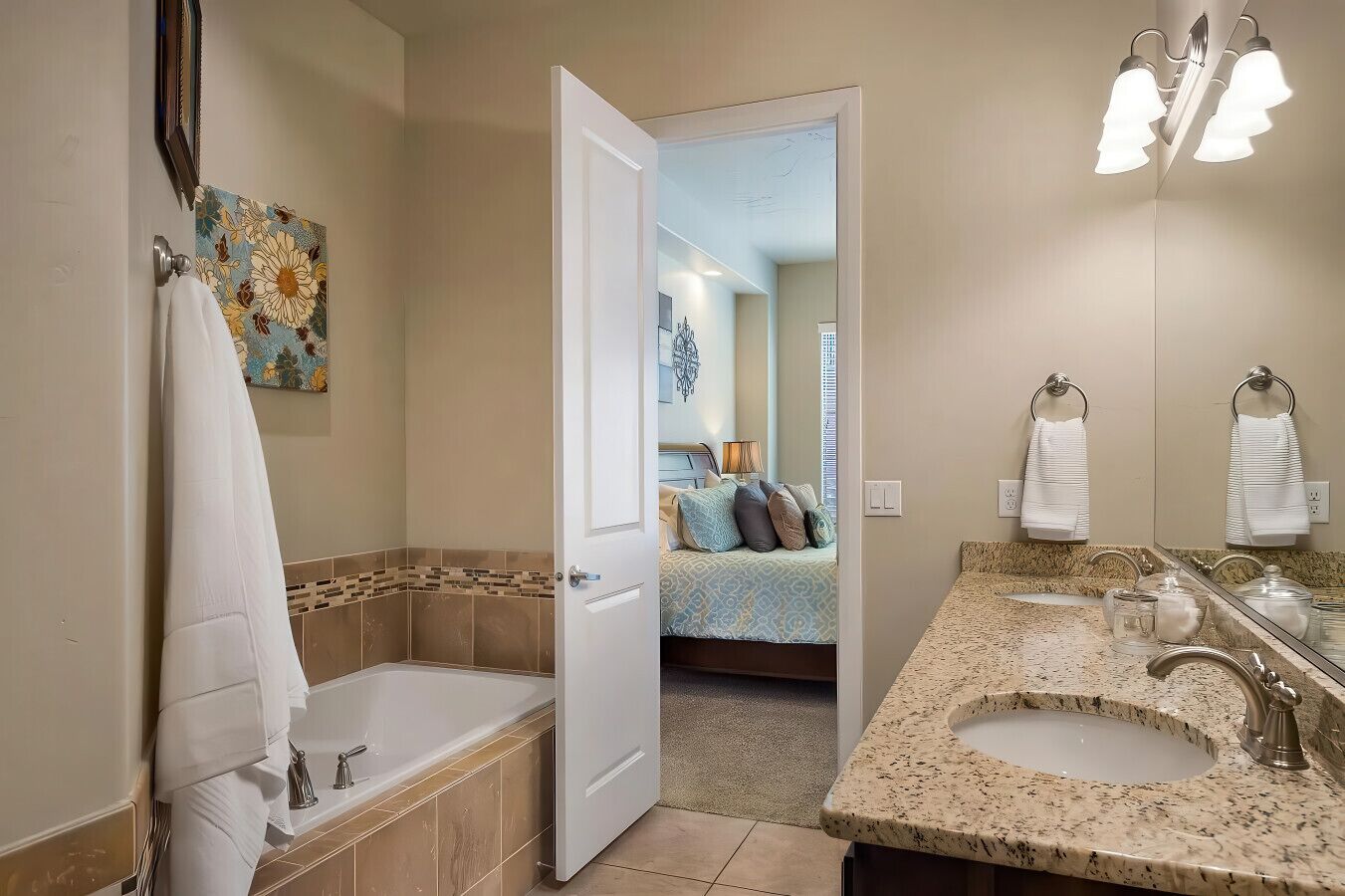 Une salle de bain avec une baignoire, deux lavabos et un miroir.