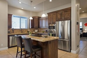 Fridge, microwave, oven, stovetop - 3-BR Retreat w/ Pool Near Golf & Nature, Sleeps 10 (Washington)