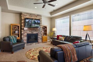 Smart TV, fireplace - 3-BR Retreat w/ Pool Near Golf & Nature, Sleeps 10 (Washington)