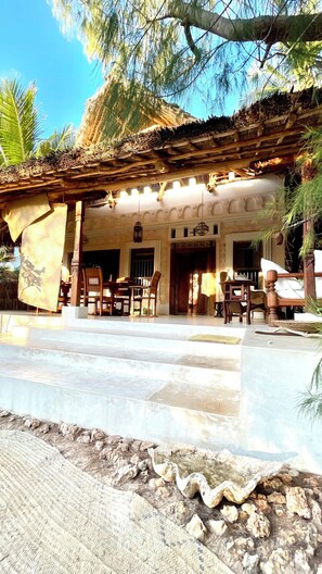 Exterior detail - Dreamy Beachfront house with pool secluded miles of Che Shale Bay, Malindi Kenya (Che shale Bay, Malindi)