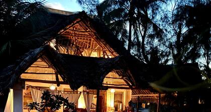 Dreamy Beachfront house with pool secluded miles beach Che Shale Malindi Kenya