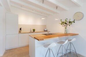 Kjøleskap, mikrobølgeovn, ovn og oppvaskmaskin