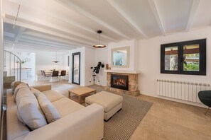 TV, fireplace