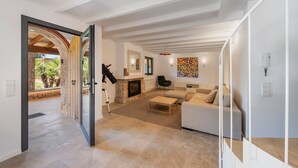 Un salón amplio con chimenea, un sofá y una mesa de centro.