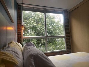 1 dormitorio, caja fuerte, escritorio y tabla de planchar con plancha