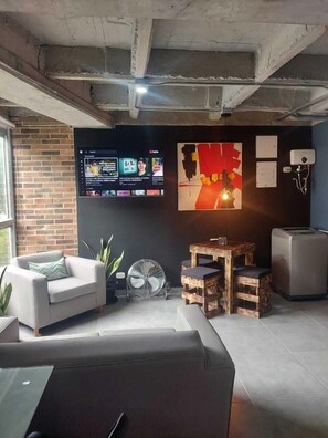 50-inch Smart TV with cable channels - Stylish Laureles Loft in Medellin (Medellín)