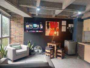 50-inch Smart TV with cable channels - Stylish Laureles Loft in Medellin (Medellín)