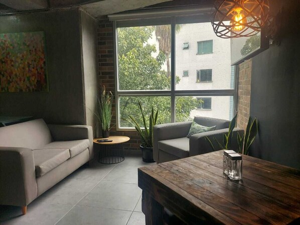 50-inch Smart TV with cable channels - Stylish Laureles Loft in Medellin (Medellín)