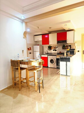 ثلاجة، ميكروويف، فرن، موقد طهي مسطح