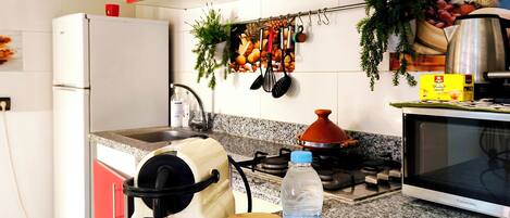 Frigorifero, microonde, forno, piano cottura