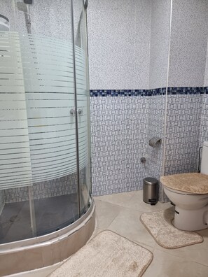 Douche, sèche-cheveux, serviettes fournies, savon