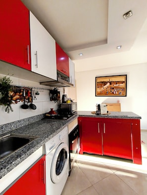 Réfrigérateur, four à micro-ondes, un four, surface de cuisson
