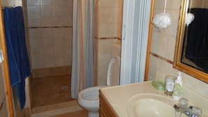 Appartement, 1 chambre, accessible aux personnes à mobilité réduite, patio | Salle de bain