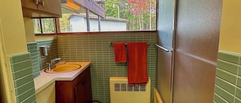 Séchoir à cheveux, serviettes fournies, savon, papier de toilette