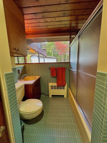 Stay in an historic 1966 deckhouse close to downtown and trails