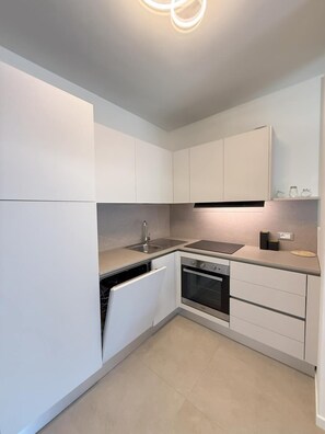 ثلاجة، ميكروويف، غسالة أطباق، كرسي للأطفال