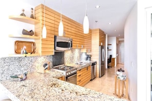 Deluxe Condo, Balcony, Lake View | Private kitchen