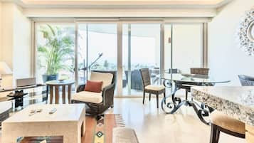 Deluxe Condo, Balcony, Lake View | Living room