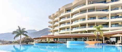 Una piscina al aire libre