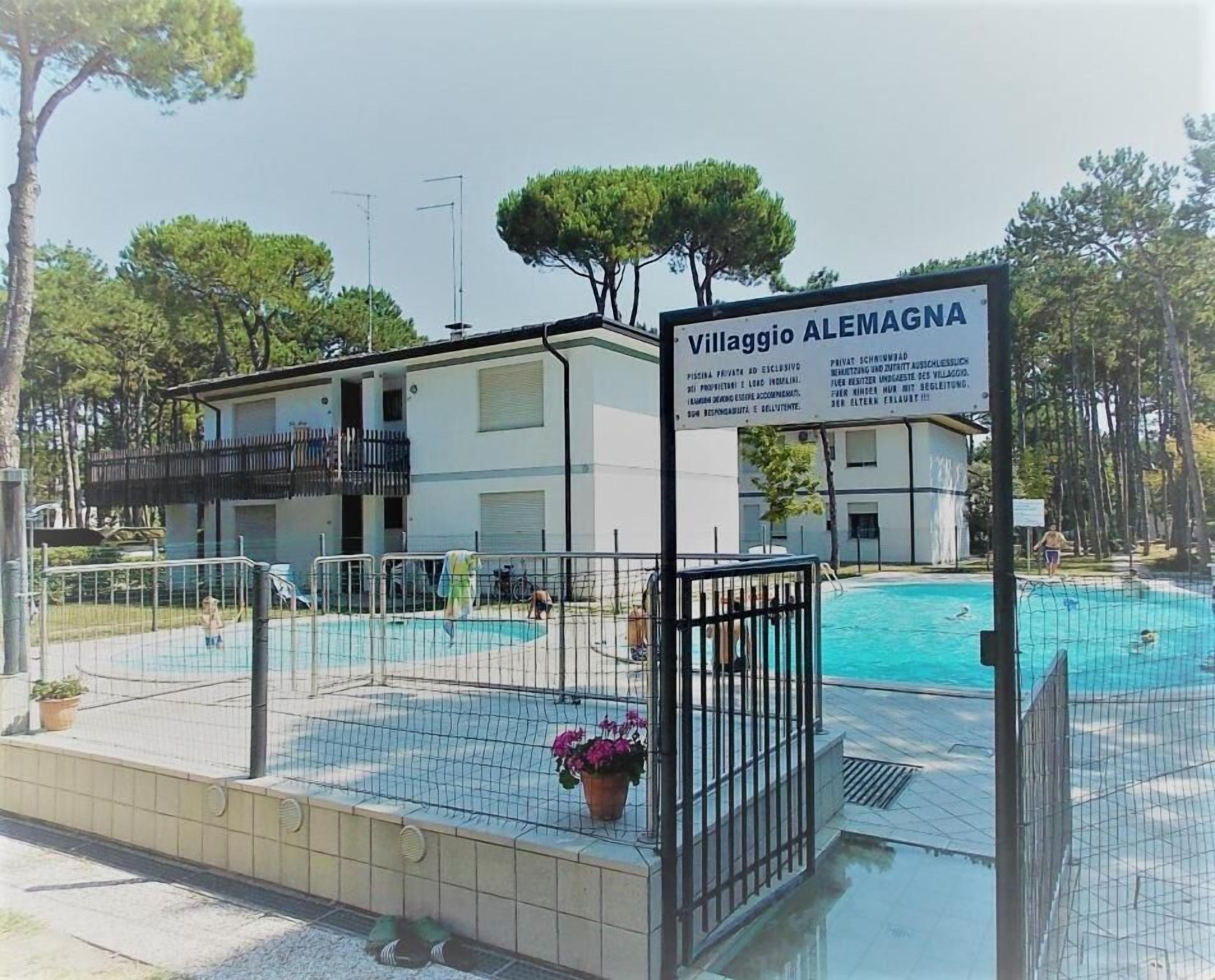 Ein Wohngebäude mit Schwimmbecken und einem Schild, das darauf hinweist, dass es sich um privates Eigentum handelt.