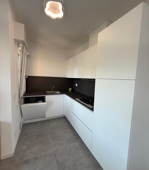 Kühlschrank, Geschirrspüler, Hochstuhl, Kochgeschirr/Geschirr/Besteck