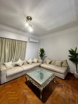 Departamento Deluxe, vista a la ciudad | 1 habitación y caja de seguridad en la habitación