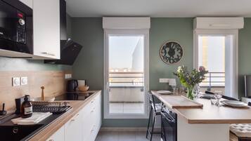 Een koelkast, een microgolfoven, een oven, een vaatwasser