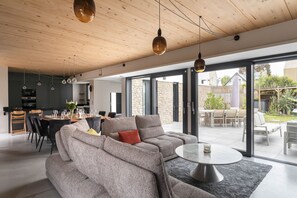 TV, fireplace - Villa Ker Jade - vue sur la mer (Lancieux)