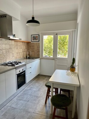 Kylskåp, mikrovågsugn, ugn och spishäll