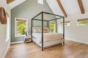 4 bedrooms, desk, iron/ironing board, travel crib