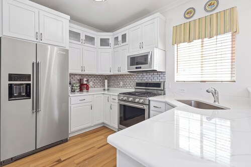 Perfect location for your getaway.  Views of the marina, right downtown, assoc p