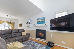 Smart TV - Perfect location for your getaway.  Views of the marina, right downtown, assoc p (New Buffalo)