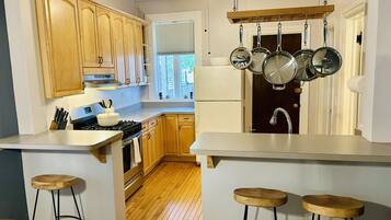 Geladeira, micro-ondas, fogão, cooktop