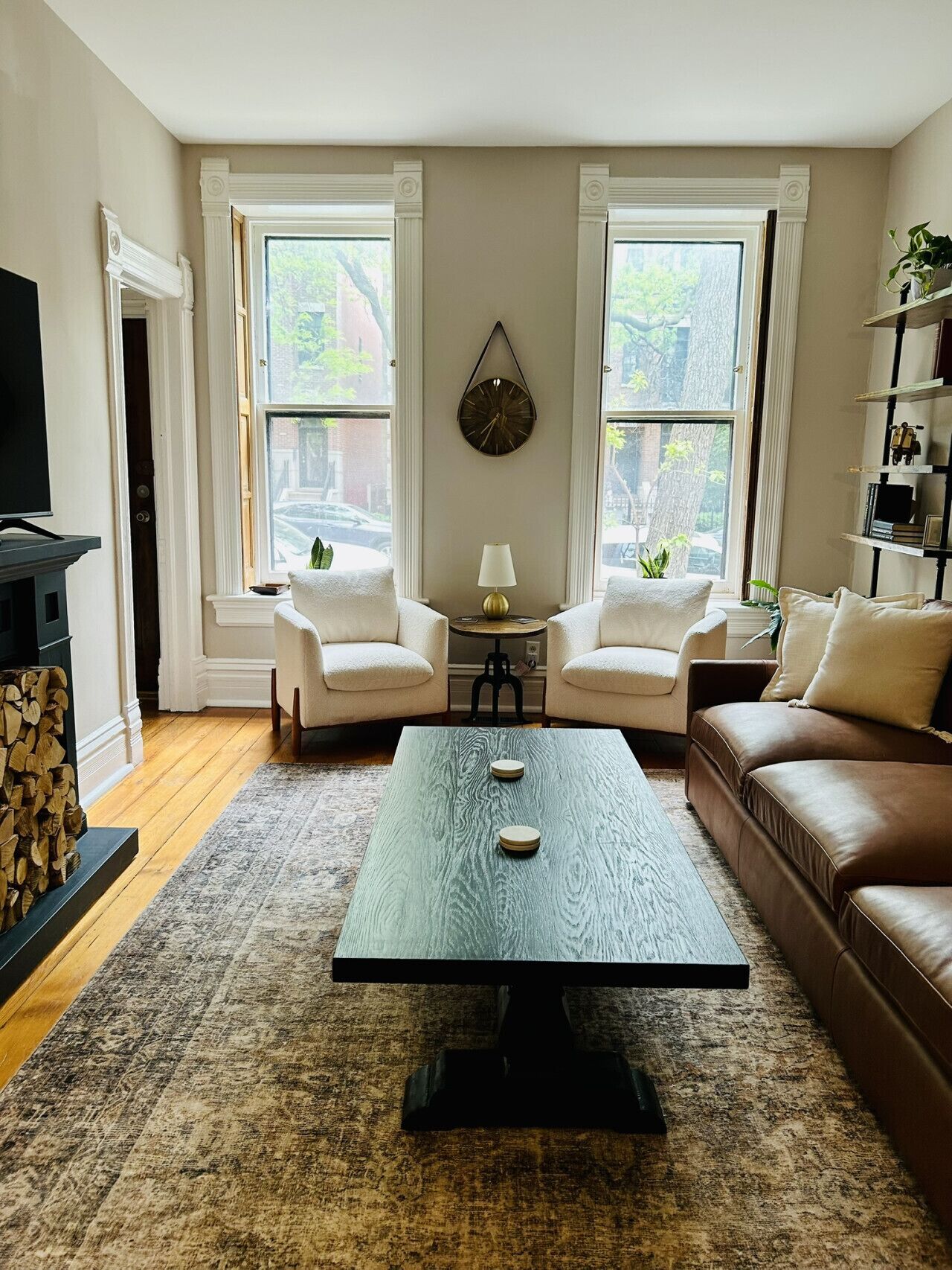 Smart-TV, bøker, kontorer og PC-skjermer