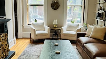 Smart TV, livros, escritórios, monitores de computador