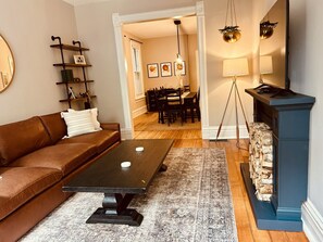 Smart TV, libros, oficina, monitor de computadora