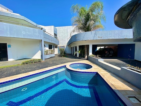 Villa | Pool. Casa Alto Padrão Frente ao Mar