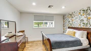 4 bedrooms, iron/ironing board, free WiFi, bed sheets