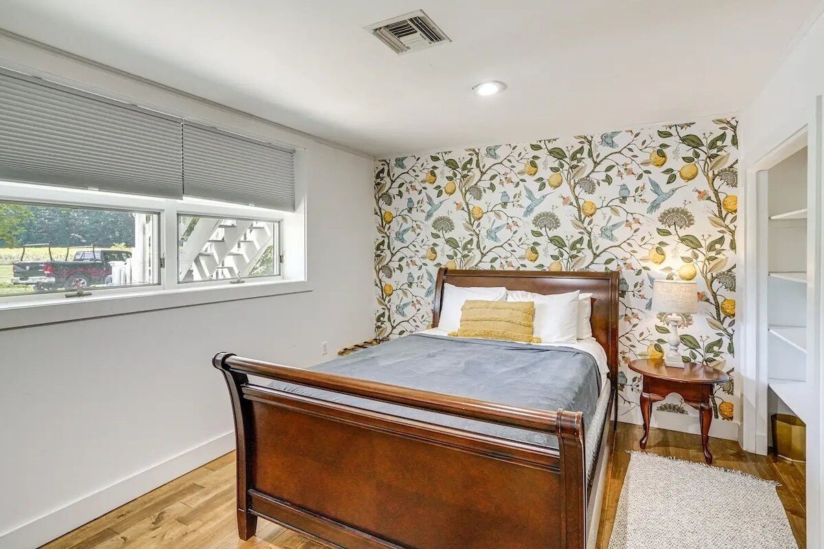 4 bedrooms, iron/ironing board, free WiFi, bed sheets