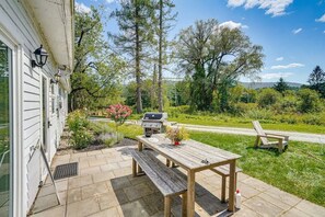 Outdoor dining - NEW RENO Historic Creamery in Berkshires w/hot tub (New Lebanon)