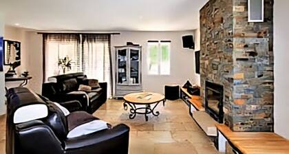 Country villa with private pool near Avignon