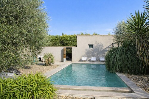 Country villa with private pool near Avignon